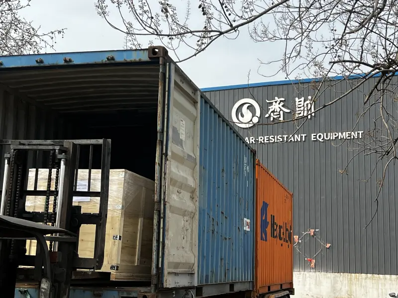 Shandong Qishui slidbestandigt udstyr | Produktion og afsendelse af keramiske gummiindstøbte stålforinger afsluttet